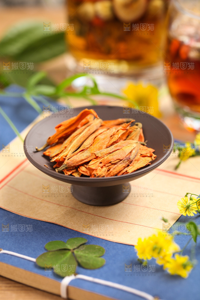 信纸上放着一盘百合花茶