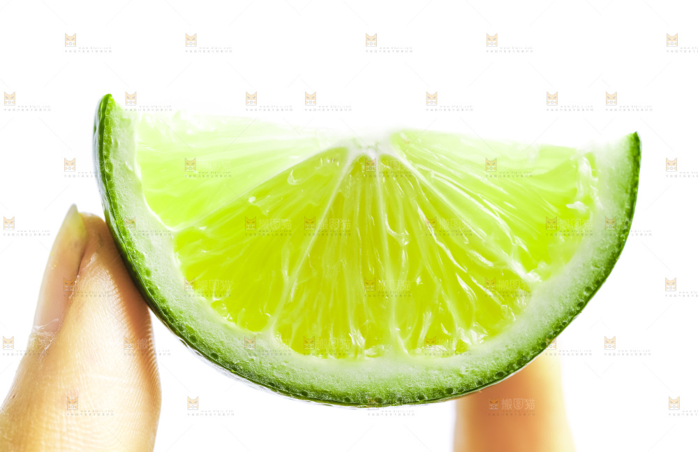 手上拿着一块青柠檬