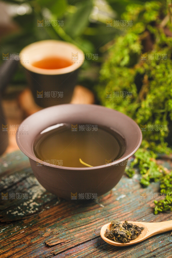 木底上放着一杯铁观音茶