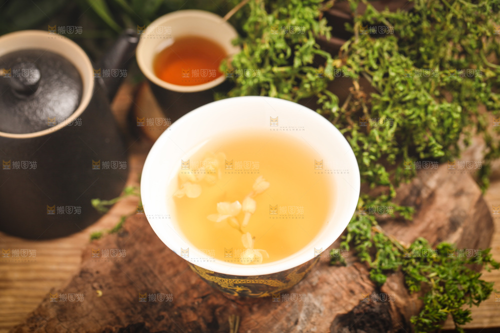 木底上放着一杯茉莉花茶