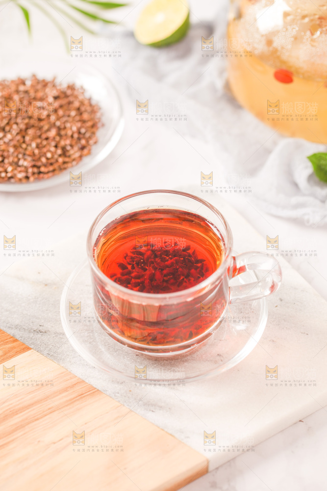 桌上放着一杯决明子茶