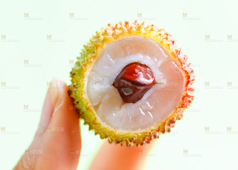手上拿着妃子笑