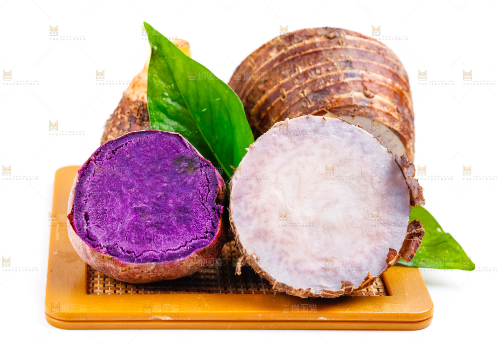 竹板上放着紫薯和芋头