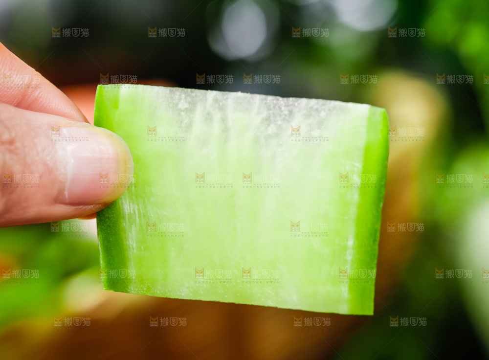 手上拿着水果萝卜