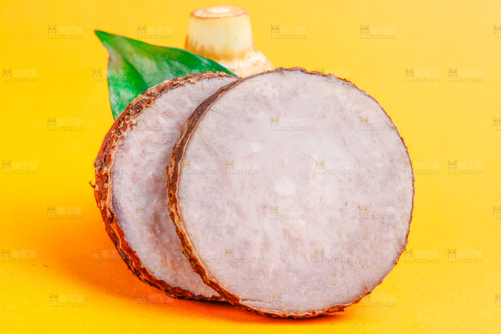 黄底上放着切片的芋头