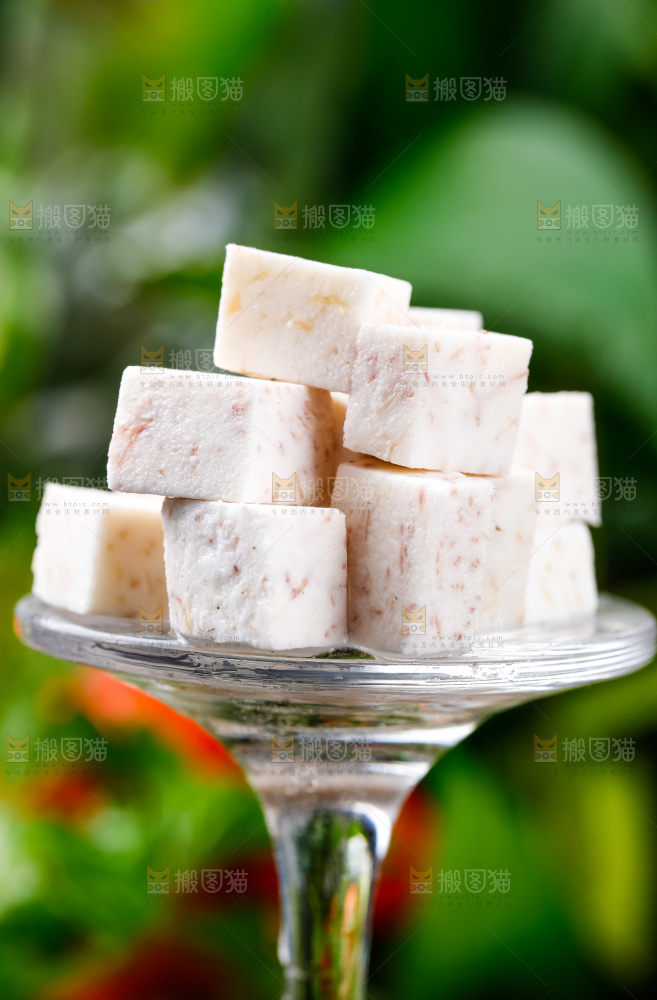 高脚杯底座上放着一堆香芋切块