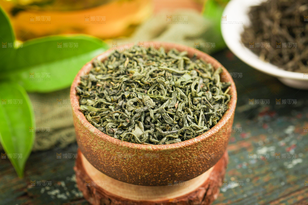 木底上放着绿茶