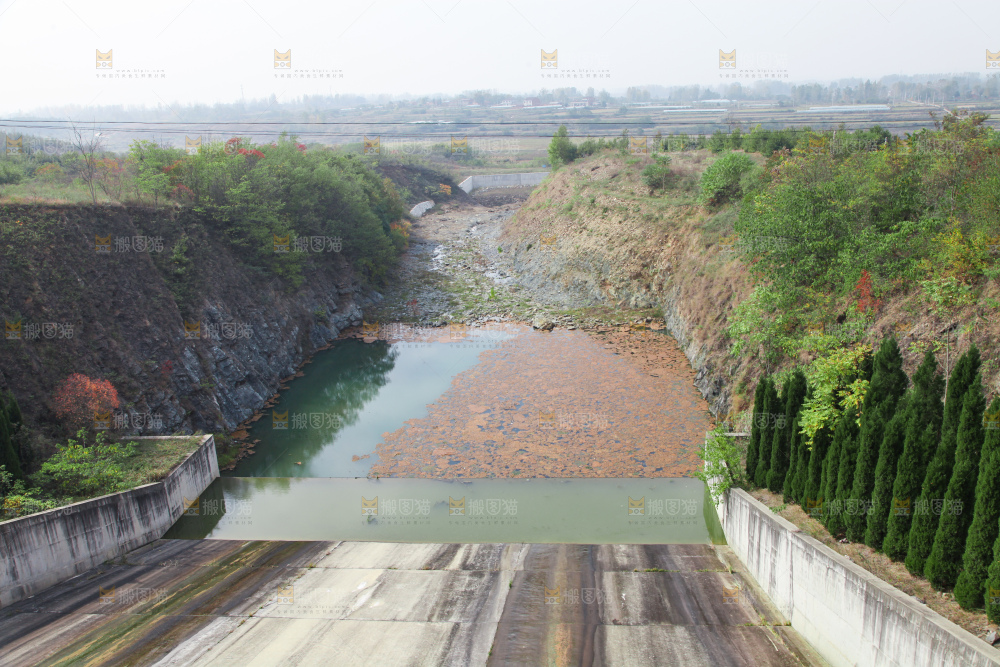 水坝下的水