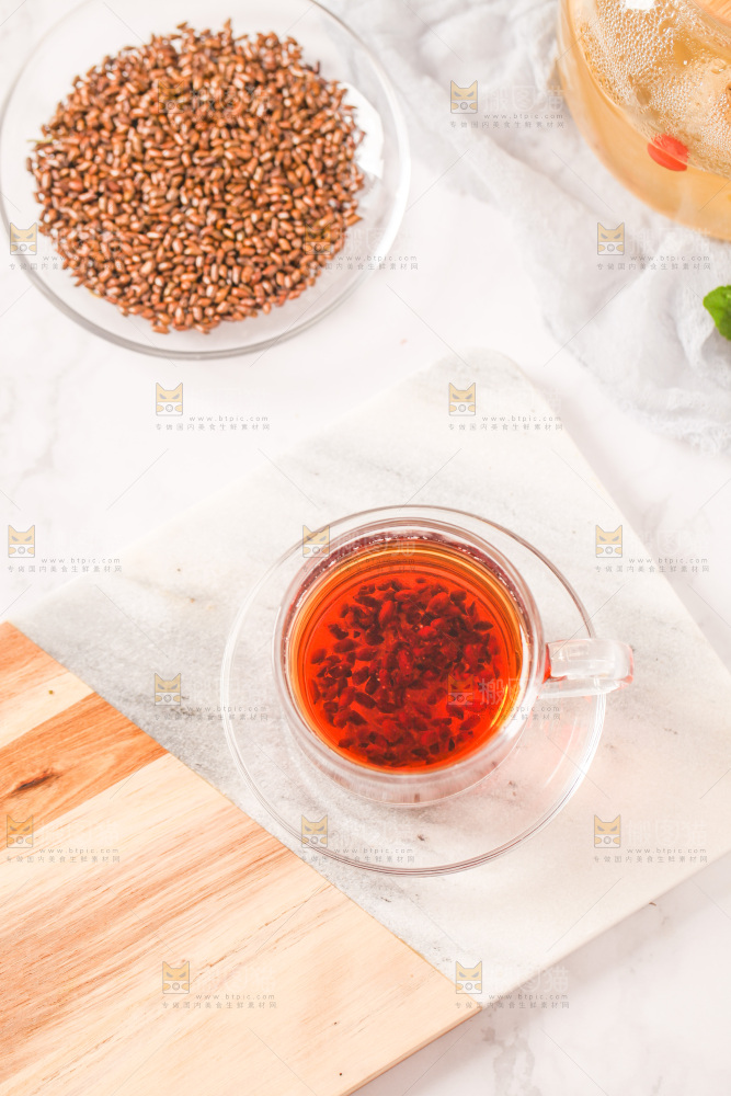 桌上放着一杯决明子茶