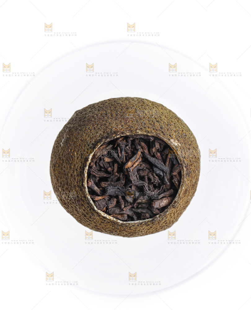 白底上摆放着小青柑普洱茶