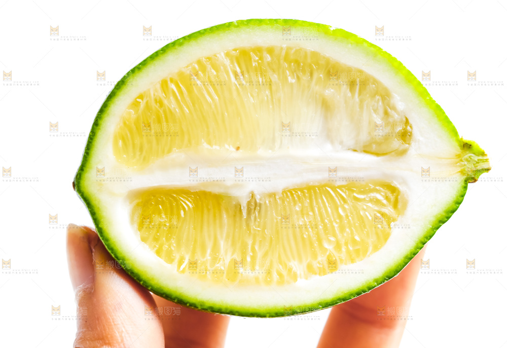 手上拿着半个青柠檬