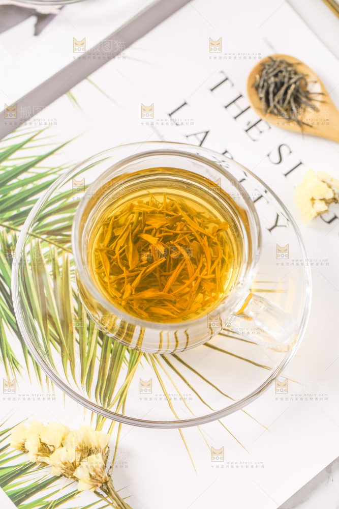 白底上的一杯毛尖