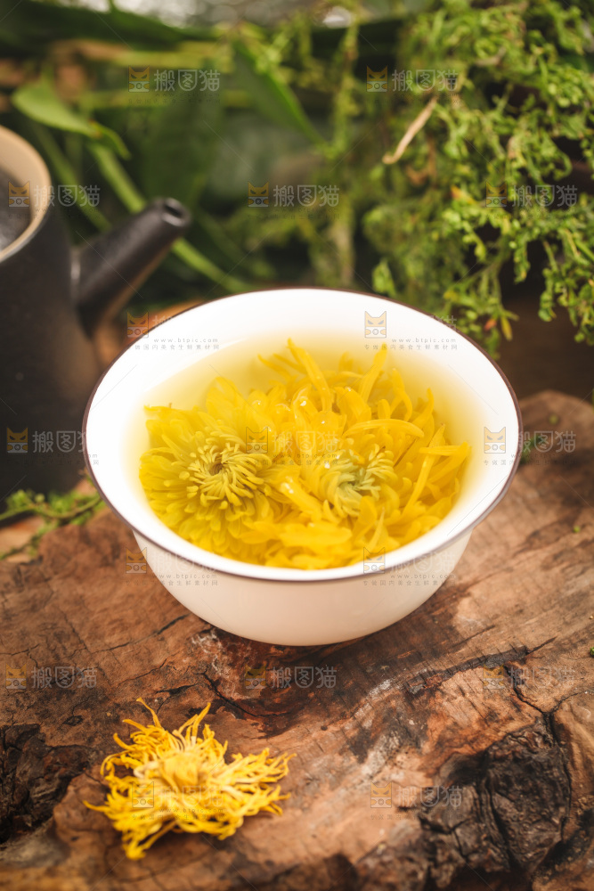 木底上的一杯金丝皇菊花茶