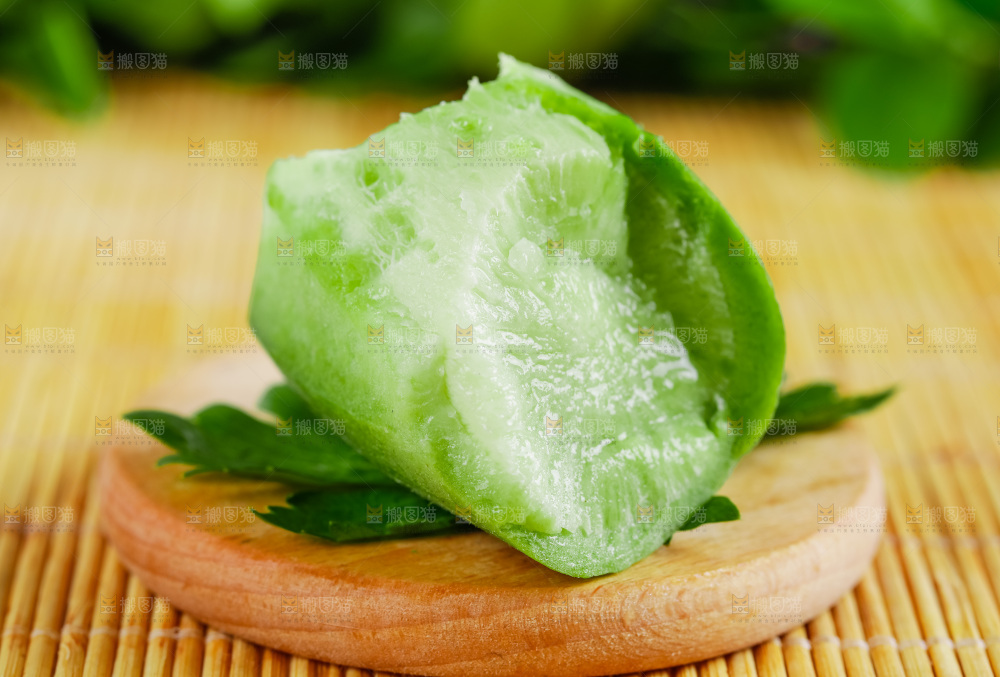 木盘上放着青萝卜