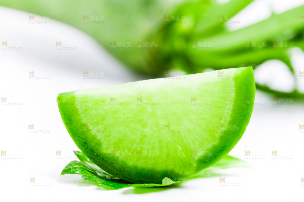 白底上的水果萝卜