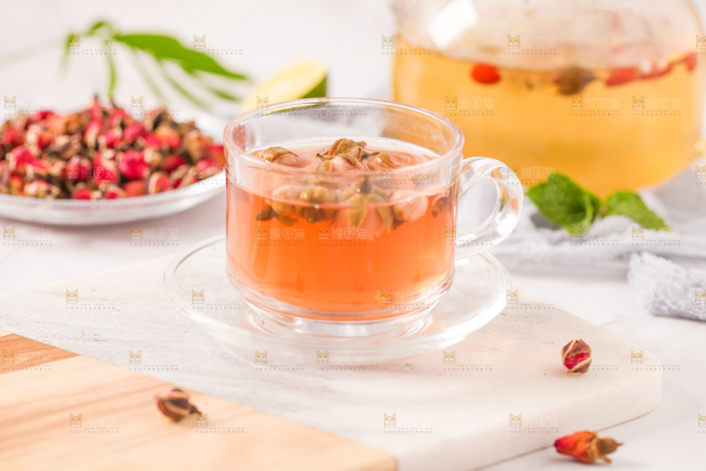 桌上放着一杯玫瑰花茶
