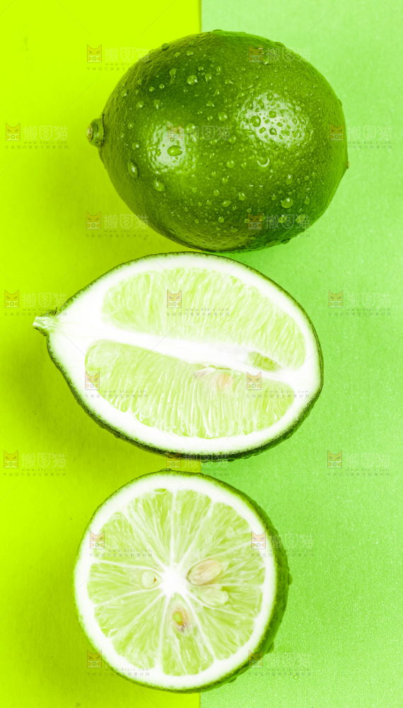 绿底上放着青柠檬