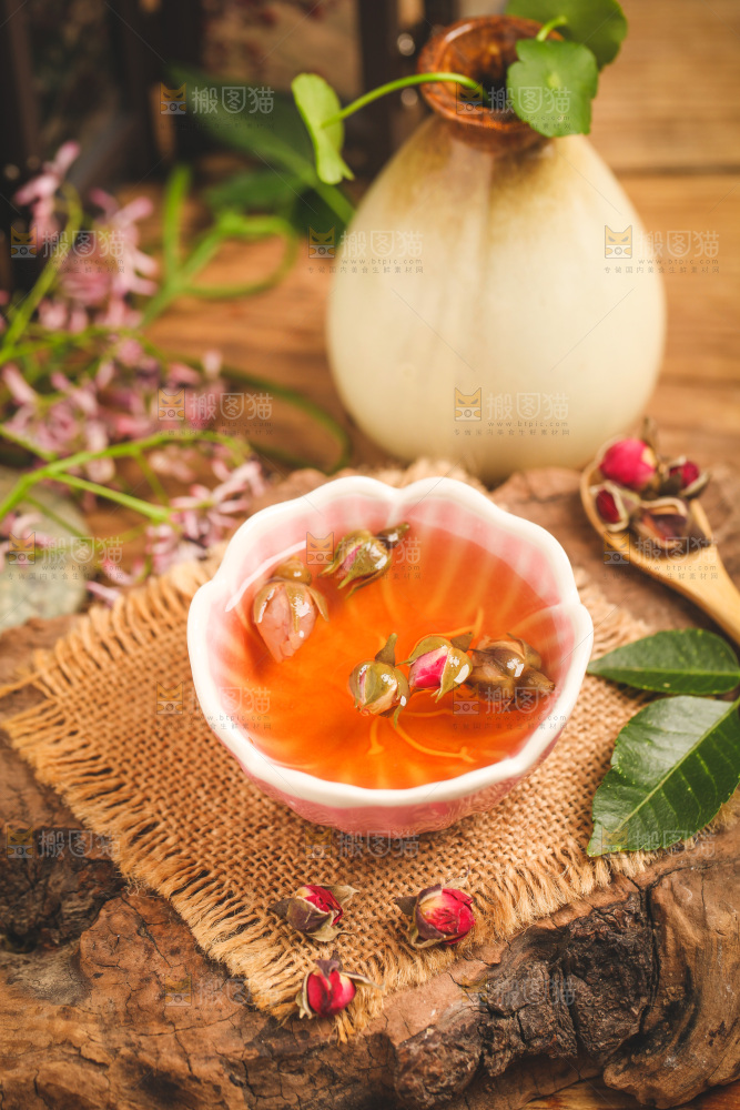 竹编上放着一盏玫瑰花茶