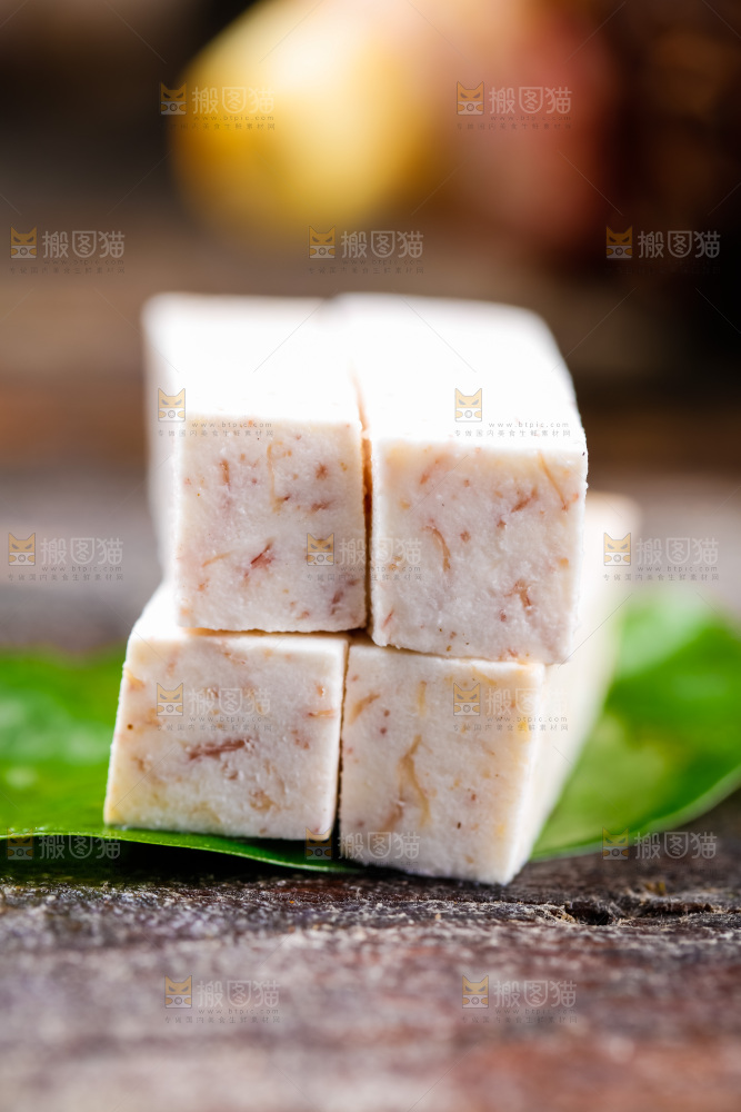 木底上的芋头切块