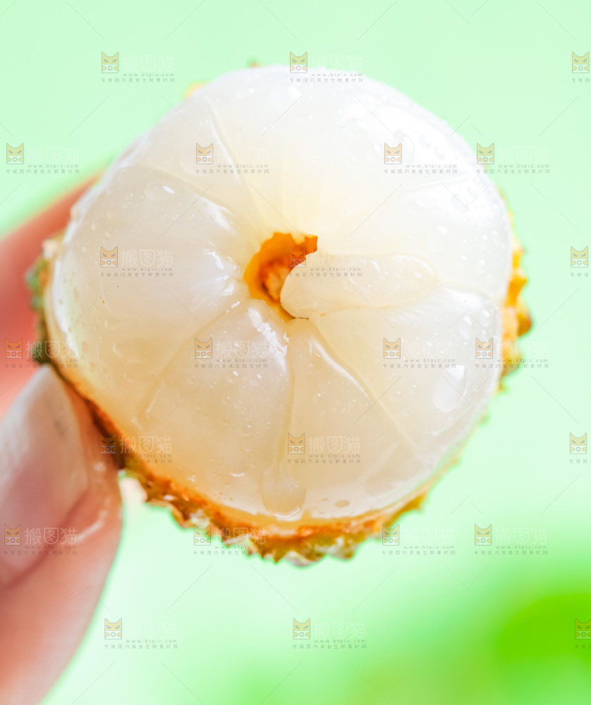 手上拿着荔枝