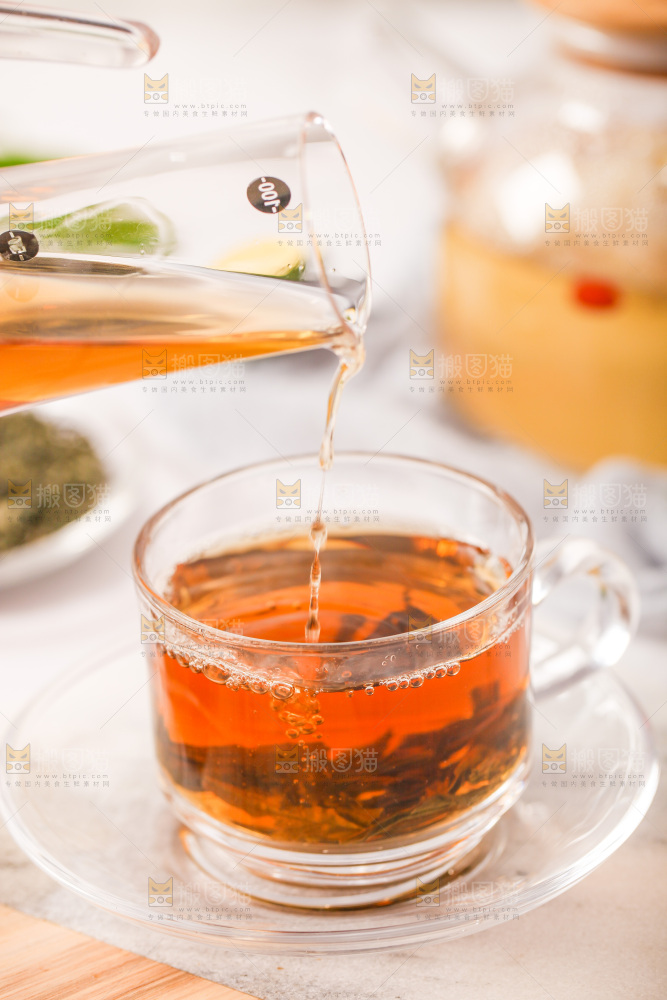 桌上放着一杯绿茶