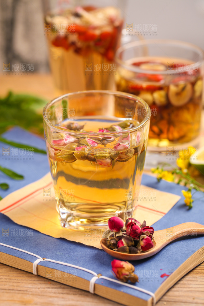 书上放着一杯玫瑰花茶