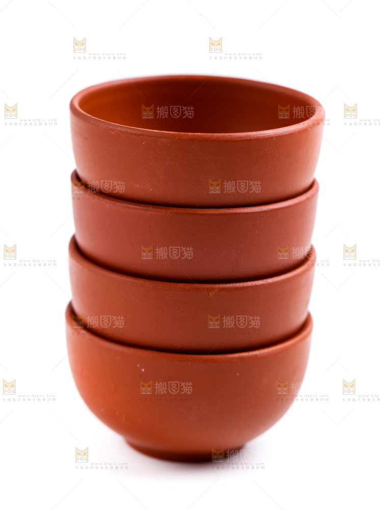 白底上放着陶瓷茶杯