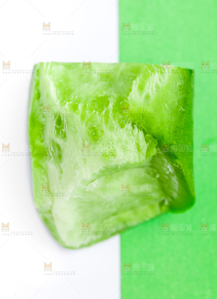 白绿底上放着青萝卜