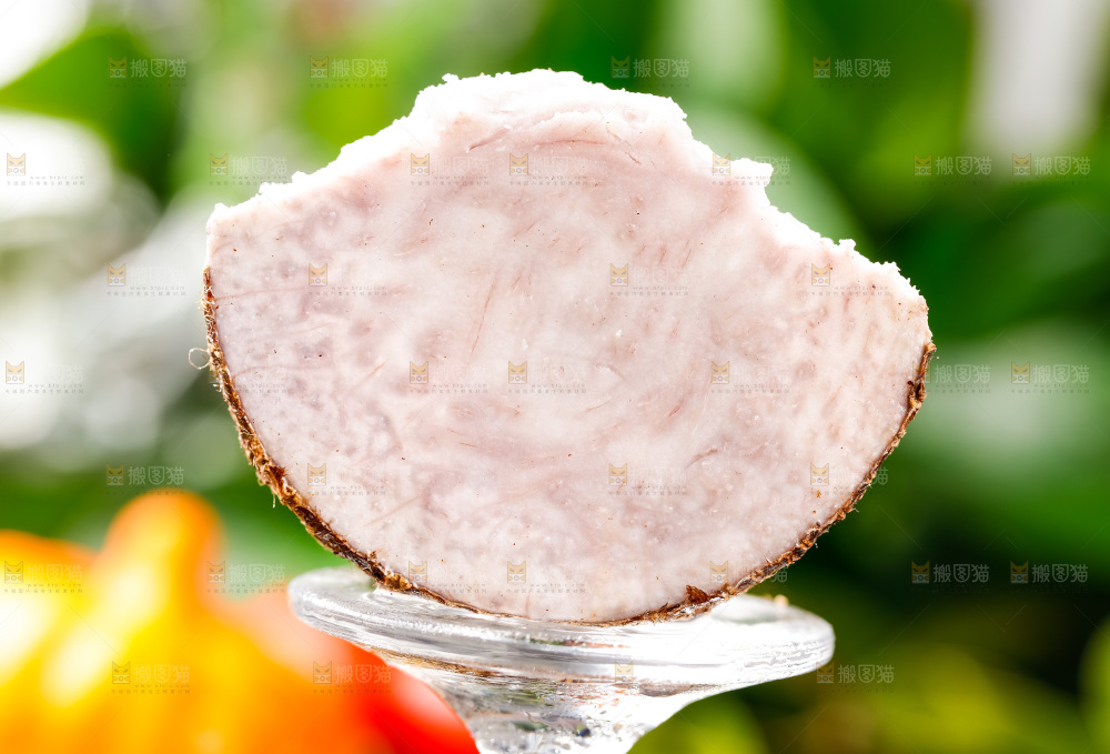 高脚杯底座上放着一块芋头果肉