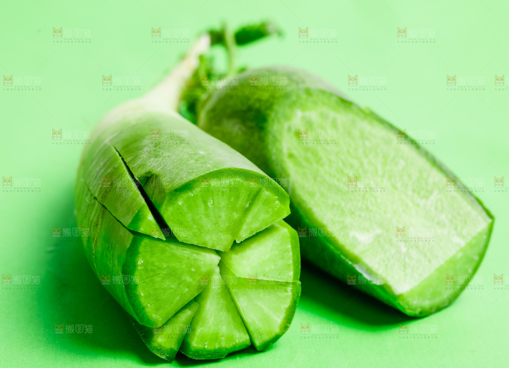 绿底上放着绿萝卜
