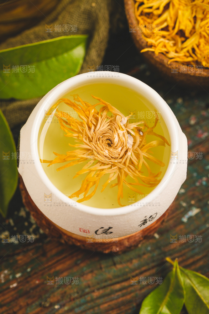 木底上放着一杯金丝皇菊菊花茶