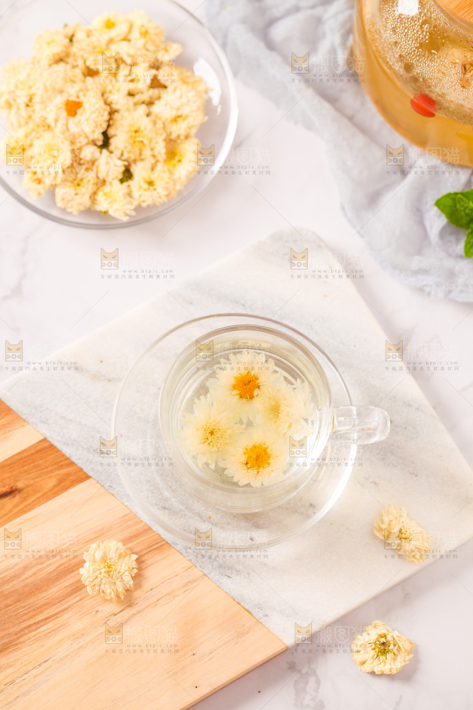 桌上放着一杯杭白菊花茶