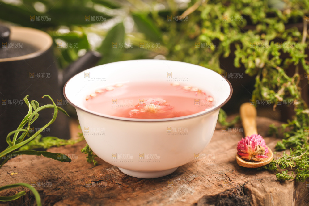 木底上的一杯千日红花茶