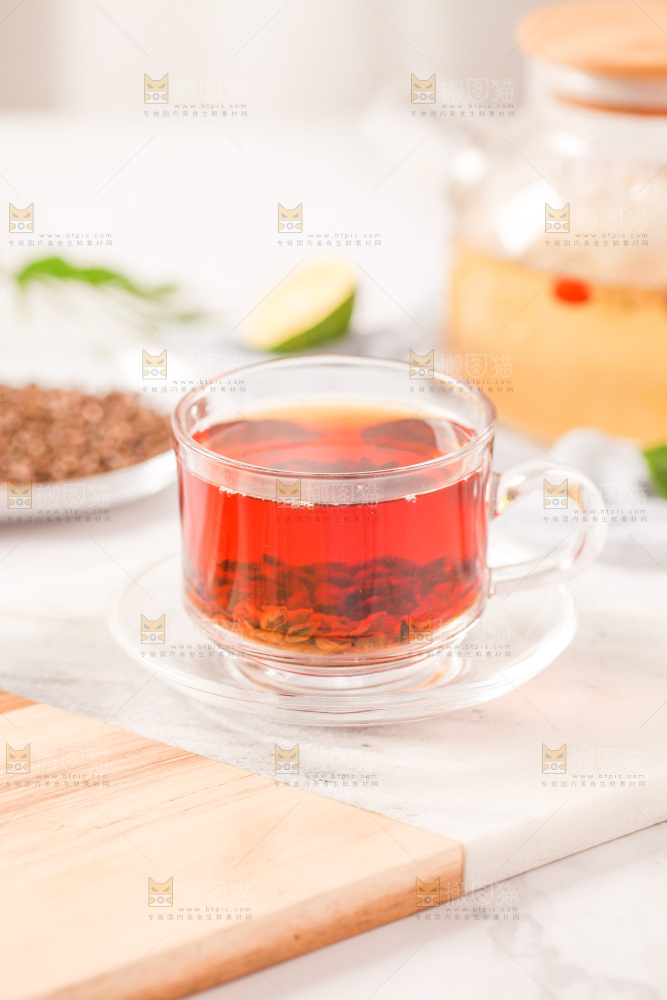 桌上放着一杯决明子茶