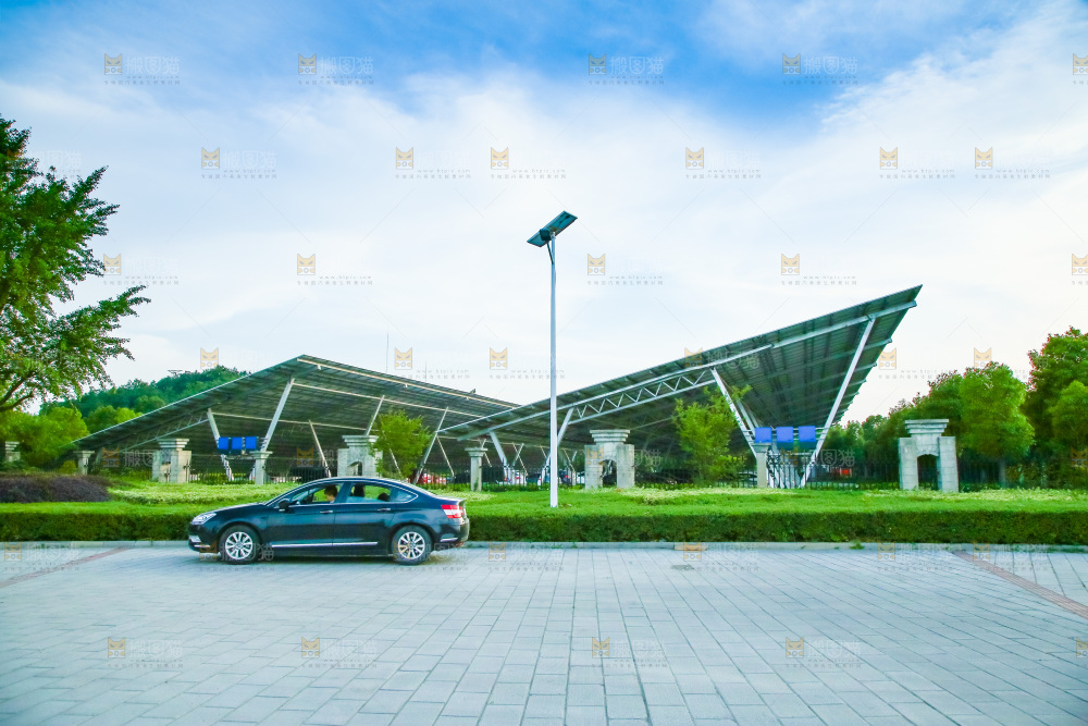 路边停着一辆私家车