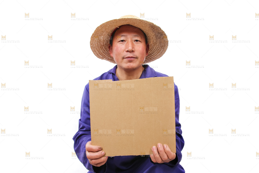 农民手里拿着一块纸板