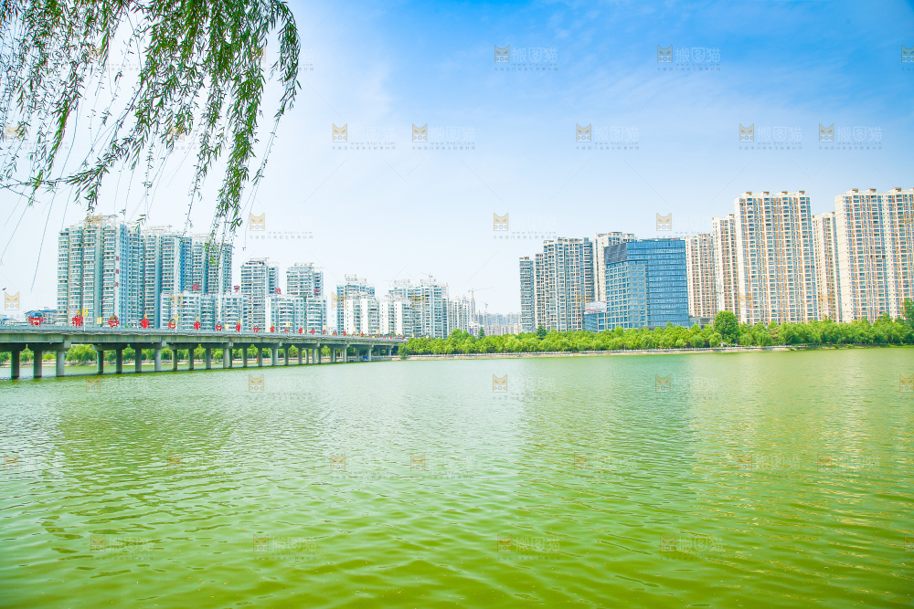 清澈的湖水