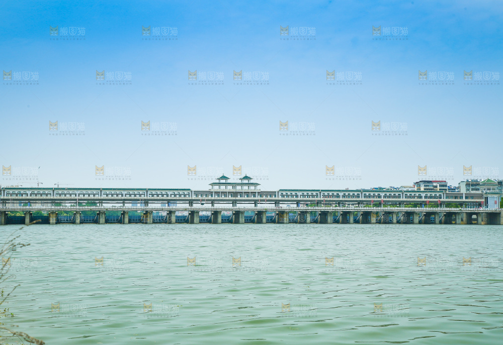 湖水上的一座桥