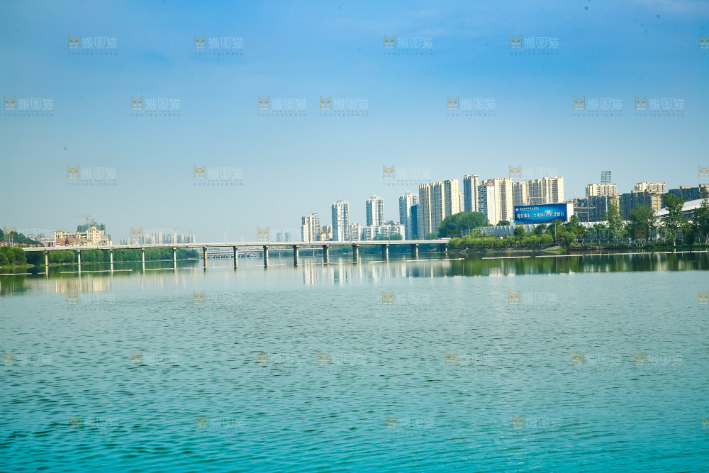 清澈的湖水
