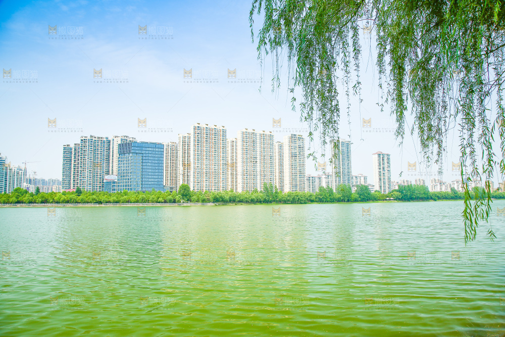 清澈的湖水
