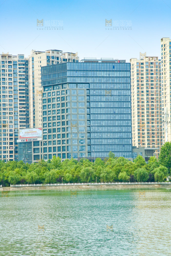 清澈的湖水