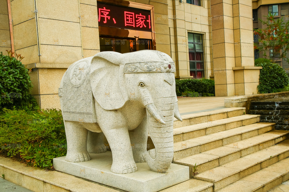 门口的雕像