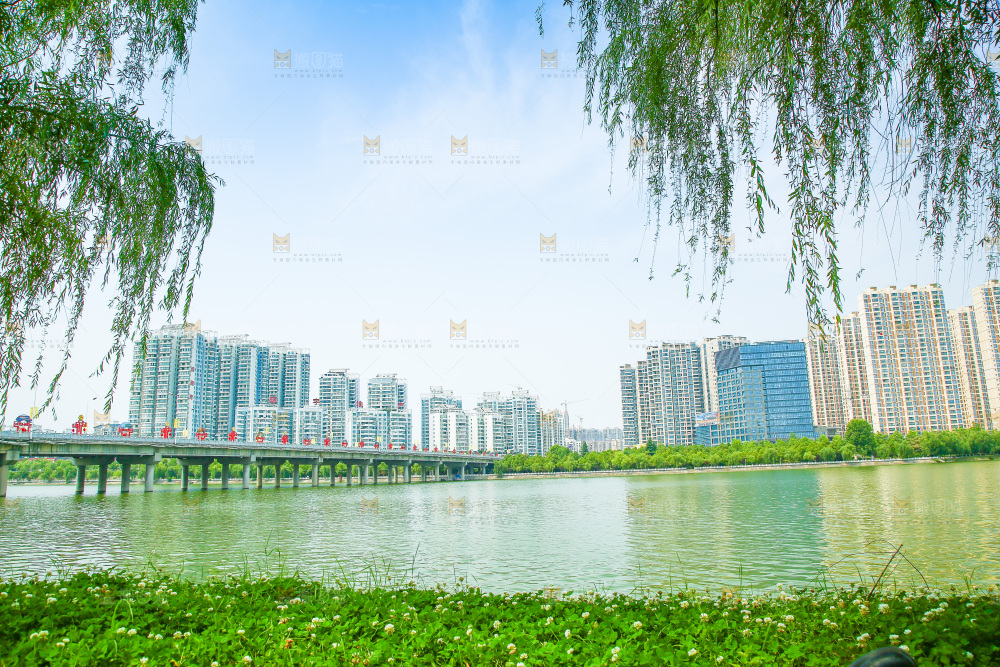 清澈的湖水