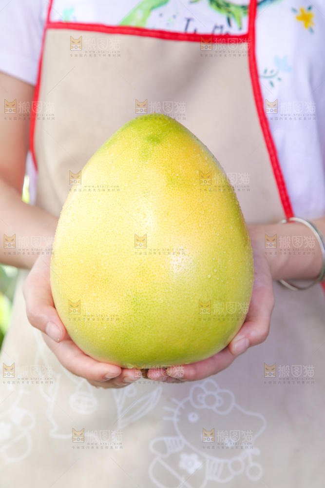 手里拿着柚子