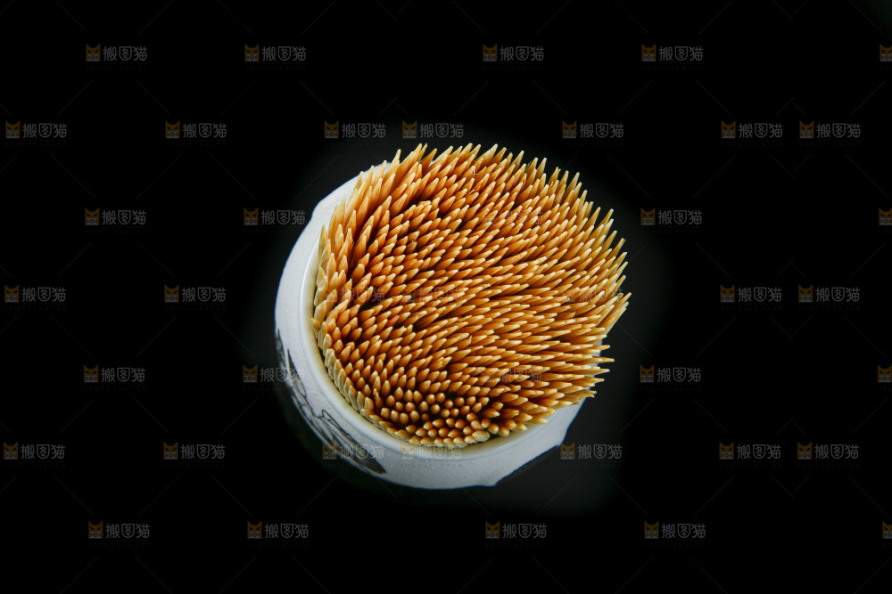黑底上放着牙签