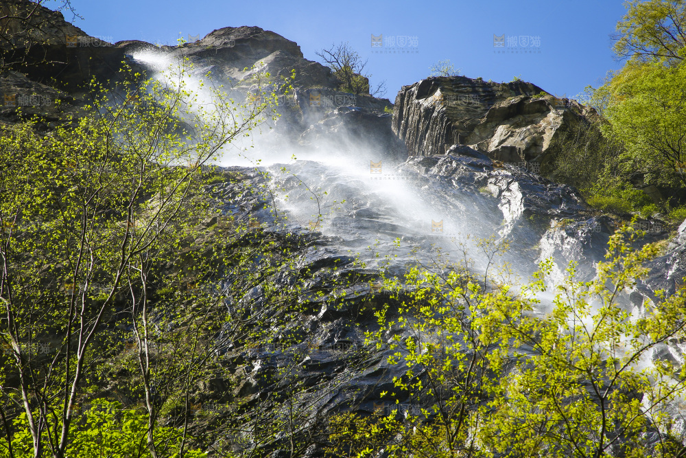 山间流水