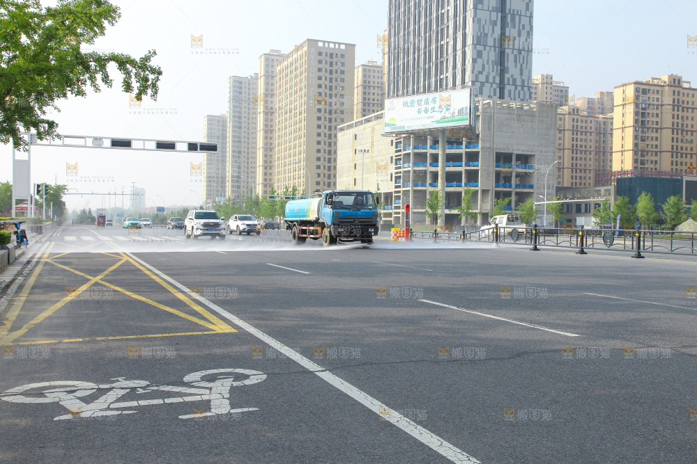 路上的洒水车