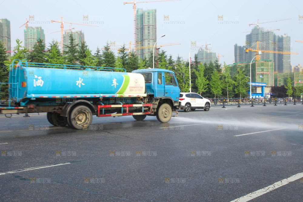 路上的洒水车