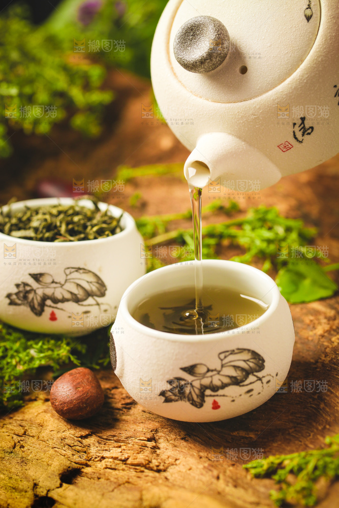 木底上放着一杯毛尖茶