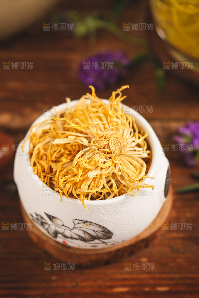 杯子里装着金丝皇菊